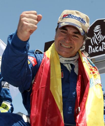 Carlos Sainz celebra su victoria en el Dakar de 2010.