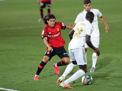 Luka Romero disputa un balón con Ferland Mendy.