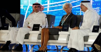 Yasir al-Rumayyan, CEO del fondo soberano de Arabia Saud&iacute;; Christine Lagarde, directora general del FMI, y Amin Nasser, presidente y CEO de Aramco, el martes en el congreso Future Investment Initiative que se celebra en Riad.