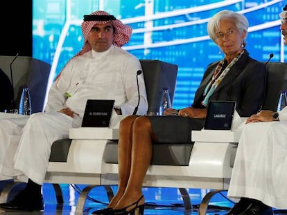 Yasir al-Rumayyan, CEO del fondo soberano de Arabia Saud&iacute;; Christine Lagarde, directora general del FMI, y Amin Nasser, presidente y CEO de Aramco, el martes en el congreso Future Investment Initiative que se celebra en Riad.