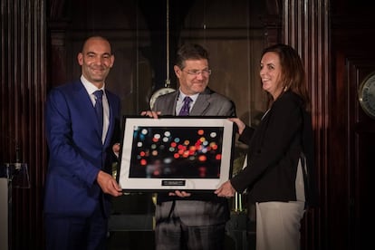 El ministro de Justicia Rafael Catalá en la clausura, ayer en Barcelona, de la X Edición de los Premios ‘Aptíssimi’ de ESADE Alumni entrega premio a los representantes de la asesoría jurídica de Banc Sabadell, Gonzalo Barettino y María José García Beato.