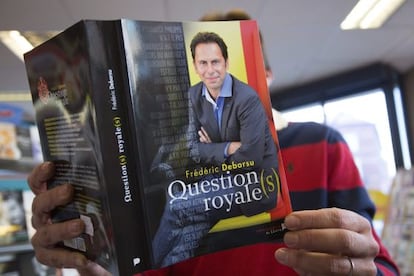 La portada del libro &#039;Question(s) royale(s)&#039;, del periodista belga Fr&eacute;deric Deborsu.