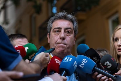 El portavoz de Vox en Les Corts Valencianes, José María Llanos, este viernes, en la patio del ficus del parlamento.    