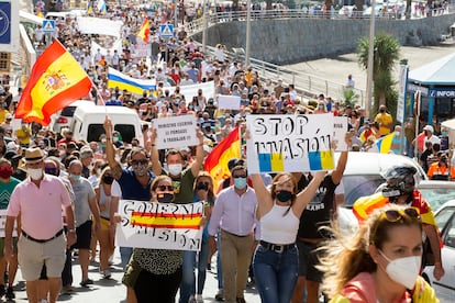 Local residents protesting the dismantling of a migrant camp in Arguineguín on October 31.