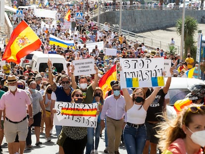 Manifestación por el desmantelamiento del campamento de primera acogida de inmigrantes del muelle de Arguineguín, convocada por la Plataforma Vecinal de Arguineguín con el apoyo del Ayuntamiento de Mogán.