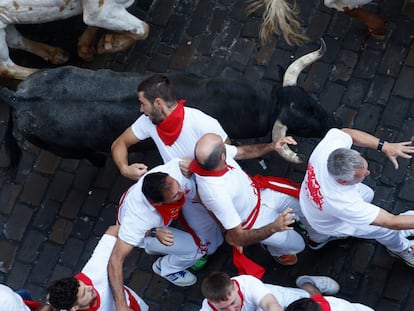Los toros de la ganadería de José Escolar entraban en la calle Mercaderes en el segundo encierro de los sanfermines 2023, este sábado.