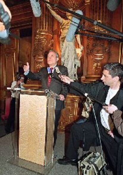 El alcalde de París, Jean Tiberi, ayer, en una conferencia de prensa.