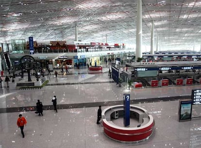 El hall de la Terminal 3 para aviones de salida presenta esta vista. El nuevo aeropuerto internacional de Pekn se convierte en el ms grande del mundo.