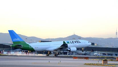 Un avió de Level al Prat.