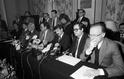 Presentación de la coalición electoral Izquierda Unida en Madrid el 29 de abril de 1986. De izquierda a derecha, sentados: Enrique Curiel (PCE), Rafael de la Rubia (Partido Humanista), Ignacio Gallego (PCPE), Ramón Tamames (Federación Progresista), Gerardo Iglesias (PCE), Alonso Puerta (Partido de Acción Socialista) y Nicolás Sartorius. Detrás, Cristina Almeida.