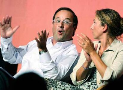 François Hollande conversa con la dirigente socialista Delphine Batho durante la universidad de verano de La Rochelle.