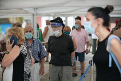 Veïns de Cornellà al centre cívic per sotmetre's a les proves de coronavirus.