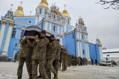 La Legión Internacional para la Defensa de Ucrania despide en la catedral de San Miguel de las Cúpulas Doradas de Kiev a Eric Vargas y Brad Stratford, dos voluntarios norteamericanos que murieron el 15 de noviembre en el sur de Bajmut al ser alcanzados por artillería rusa.