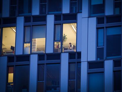 Trabajadores en las oficinas de una empresa en Polonia.