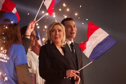 Marine Le Pen, candidata al Elíseo del partido de extrema derecha Reagrupamiento Nacional, con el presidente de la formación, Jordan Bardella, este domingo en un mitin en Marsella.