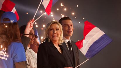 Marine Le Pen, candidata al Elíseo del partido de extrema derecha Reagrupamiento Nacional, con el presidente de la formación, Jordan Bardella, este domingo en un mitin en Marsella.