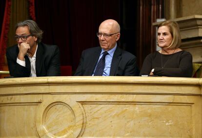 Los expresidents del Parlament Ernest Benach (i) y Núria de Gispert (d), siguen desde la tribuna de invitados el pleno del Parlamento catalán.