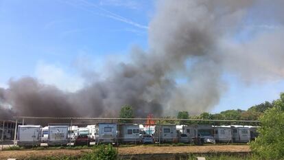 Incendio nave de caravanas en Montcada