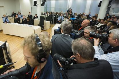 Reporteros gráficos toman imágenes al comienzo del juicio contra Anders Breivik.