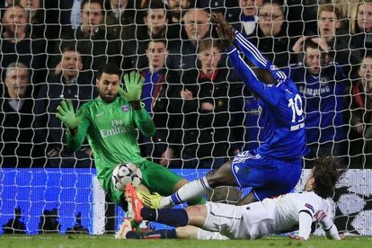 Demba Ba (Chelsea) bate a Sirigu en la Champions pasada.