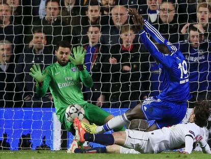 Demba Ba (Chelsea) bate a Sirigu en la Champions pasada.