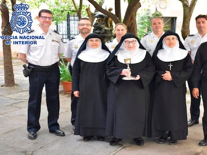 Las monjas de Serradilla (Cáceres) posan con el cáliz robado en 2016, junto a agentes de la Policía Nacional y representantes de la diócesis, el pasado 1 de junio.