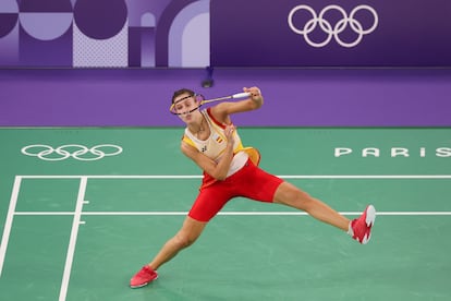 La española Carolina Marín, en el momento de apoyar la rodilla durante el segundo set frente a la china He Bing Jiao.