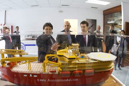 El presidente de la Xunta; el coordinador de PEMEX Carlos Roa y el presidente de Albacora, Iñaki Talxaga