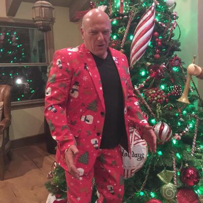 El actor Dean Norris, álter ego del policía Hank Schrader en la serie 'Breaking Bad', no solo se ha animado a mostrar su gran árbol de navidad, sino que además decidió llevar la Navidad en su ropa.