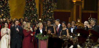 En el Building Museum de Washington se celebró el domingo por la noche el tradicional concierto de Navidad, al que asistió la familia Obama y que contó con las actuaciones de Andrea Bocelli, Annie Lennox y una embarazadísima Mariah Carey. Los Obama, vestidos de gala, posaron frente al árbol lleno de regalos y rodeados de pequeños elfos de Papá Noel. Después, la familia en pleno, incluyendo a las hijas de Obama, Sasha y Malia, y a la madre de Michelle, asistieron al concierto presentado por Ellen DeGeneres.