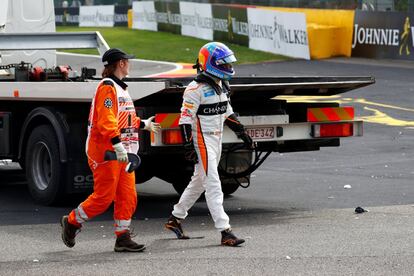 Fernando Alonso abandona la carrera.