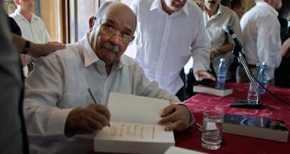 Miguel D'Escoto firma unas copias de 'Anti-Imperialismo y No Violencia', en la Havana en 2009.