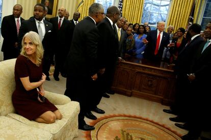 La consejera Kellyanne Conway mientras el presidente da la bienvenida a los líderes negros de decenas de universidades, en la Oficina Oval de la Casa Blanca, el 27 de febrero de 2017.