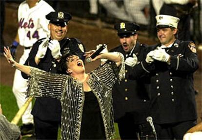 Liza Minelli canta <i>New York, New York</i> antes de un partido de béisbol.