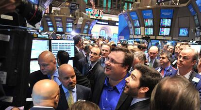 El consejero delegado de LinkedIn, Jeff Weinner,  y el fundador del portal, Reid Garrett Hoffman, con gafas y camisa azul, siguen la evolución de las acciones en Wall Street.
