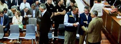 Julián Muñoz, junto a Juan Antonio Roca, esta mañana en la Audiencia de Málaga.