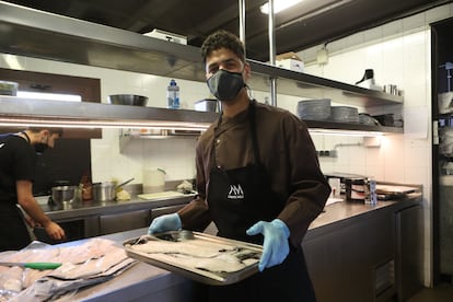 Mouad Lmadani, el joven marroquí que tras trabajar en el campo ha logrado un puesto en el restaurante L'Antic Molí en Ulldecona (Tarragona).