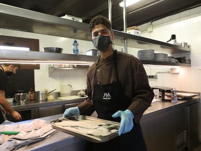 Mouad Lmadani, el joven marroquí que tras trabajar en el campo ha logrado un puesto en el restaurante L'Antic Molí en Ulldecona (Tarragona).