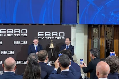 El presidente de EV Motors, Rafael Ruiz (derecha), y el consejero delegado de Ebro, Pedro Calef, en la ceremonia de salida a Bolsa, este lunes en el Palacio de la Bolsa, en Madrid.