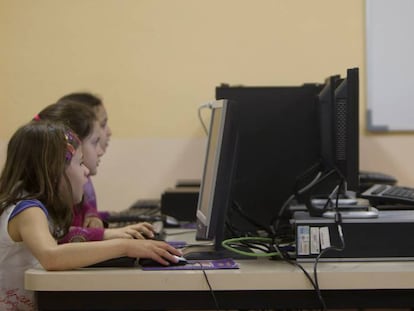 Nens amb ordinadors a l'escola Reina Violant de Barcelona.