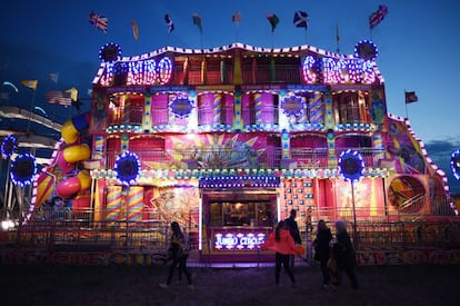 La Hoppings Fun Fairs, una de las mayores ferias ambulantes de Europa, se celebra desde hace 133 años, durante la última semana de junio, en un prado comunal a las afueras de la ciudad de Newcastle, al noreste de Inglaterra. Las cerca de 300.000 personas que la visitaron en 2015 pudieron disfrutar de más de 300 atracciones mecánicas: norias, carruseles, montañas rusas, lanzaderas, coches de choque, trenes de la bruja o pasajes llenos de luces y de trampas como el Jumbo Circus (en la foto). Con una estética muy cinematográfica, tampoco faltaron las tradicionales tómbolas y barracas de tiro al blanco, ni las casetas de algodón de azúcar, chuches, salchichas o pintas de cerveza.