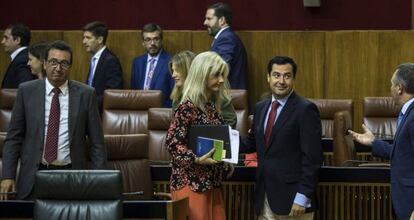 El grupo Popular encabezado por su presidente, Juan Manuel Moreno, en el momento de abandonar este miércoles el pleno del Parlamento andaluz.