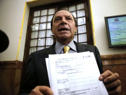 El diputado Martínez-Pujalte muestra un documento para defender su fiscalidad