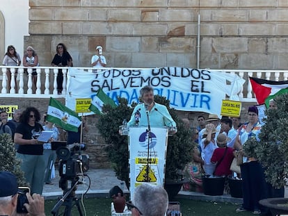 Intervención del alcalde de Coria del Río, Modesto González, este domingo en la protesta en Chipiona.