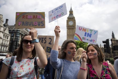 Un grupo de j&oacute;venes protesta el viernes contra el resultado del refer&eacute;ndum que deja al Reino Unido fuera de la Uni&oacute;n Europea.