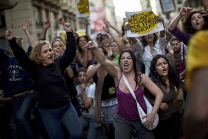 Los miles de ciudadanos que este domingo se echaron a la calle reclamaban un empleo digno, y protestaban en nombre de "desempleados, mal remunerados, subcontratados en precario e hipotecados".