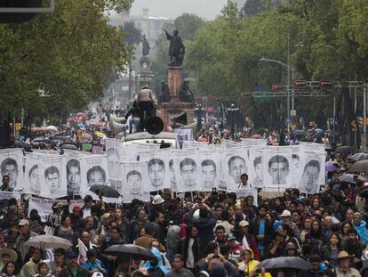 Marcha en la CIudad de M&eacute;xico en apoyo a los 43 desaparecidos en Ayotzinapa