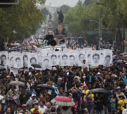 Marcha en la CIudad de M&eacute;xico en apoyo a los 43 desaparecidos en Ayotzinapa