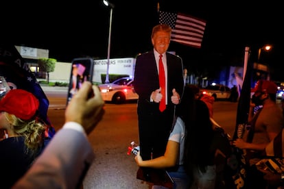 Una figura de Trump es cargada afuera del restaurante Versailles, Little Havana, Florida, en 2020.