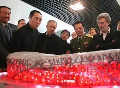 El director de cine Steven Spielberg (tercero por la izquierda) observa una maqueta del estadio nacional de Pekín con miembros del comité organizador de los juegos en abril de 2006.